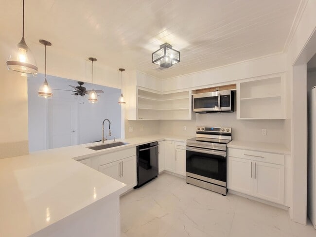 Photo - 1808 Saxony Ln