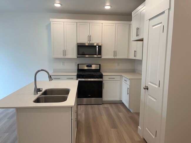 Photo - Beautiful like new 3 bedroom 2.5 bathroom townhome in Spanish Fork!