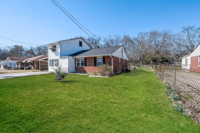 Photo - 5299 Sharon St