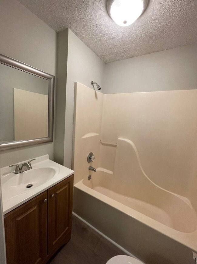 Building Photo - Charming 1BR/1BA Duplex with all the Upgra...