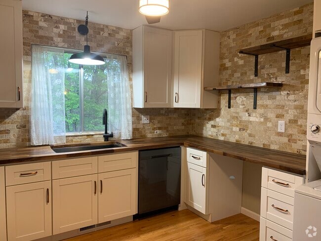 Building Photo - 5136 Old Lemay Ferry Rd Unit B Rental