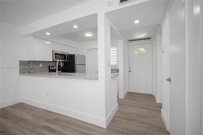 Photo - 2800 NE 203rd St Unidad 5