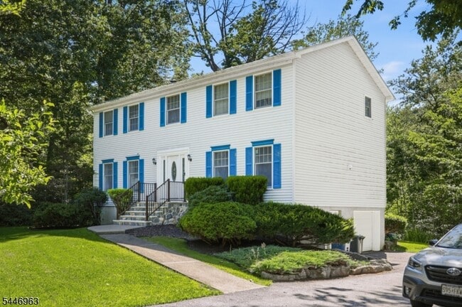 Photo - 2057 Lakeside Dr W