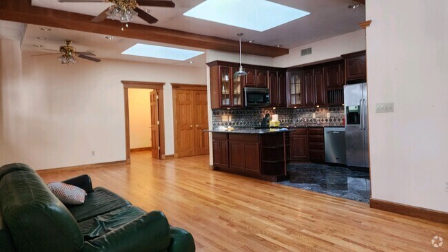 Building Photo - 527 E 3rd St Unit 2 Rental
