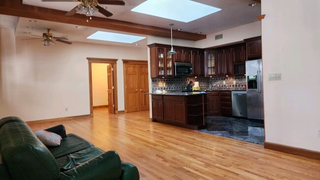 Building Photo - 527 E 3rd St Unit 2 Rental