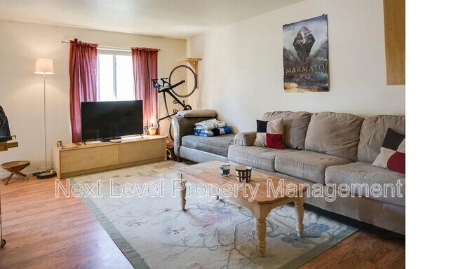 Photo - 26 8th Ave W