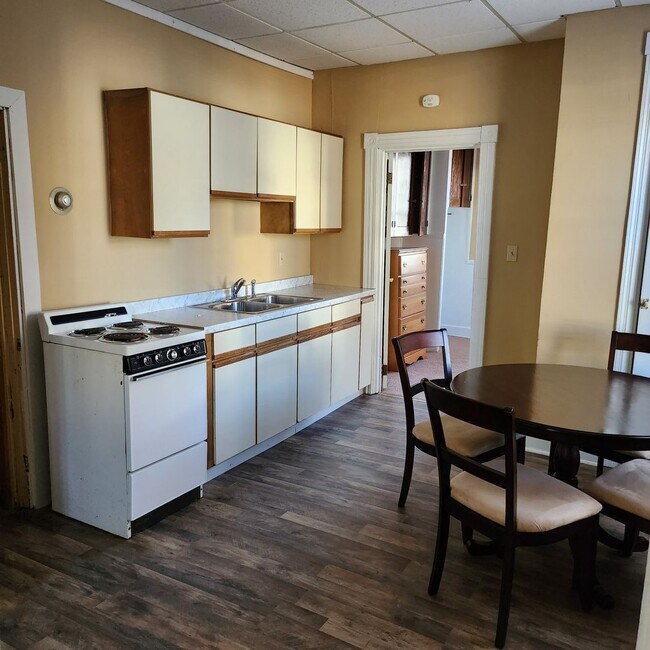 Building Photo - 902 Oak St Unit 902 RES