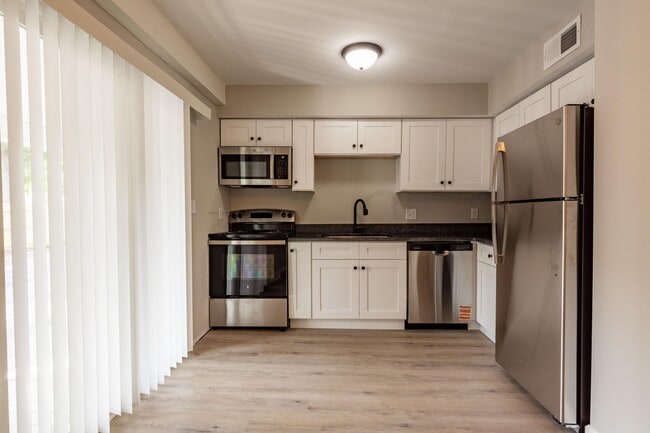 Building Photo - 400 Gallery Ln