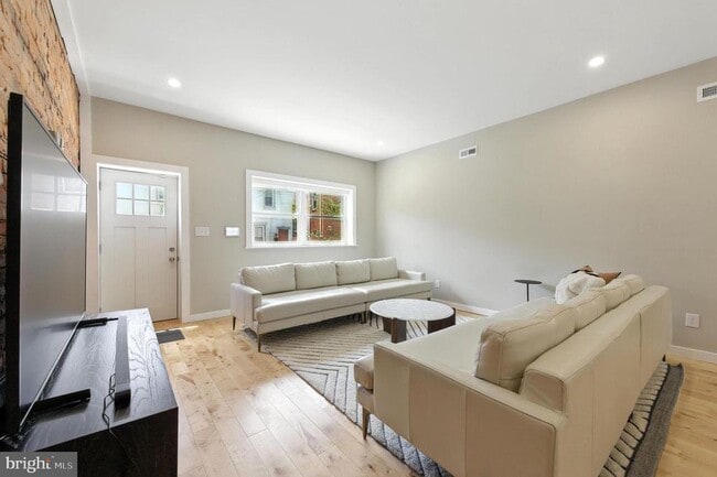 Building Photo - 1937 Dickinson St