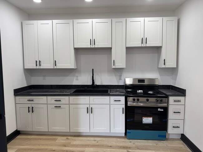 Building Photo - 214 E 16th Ave