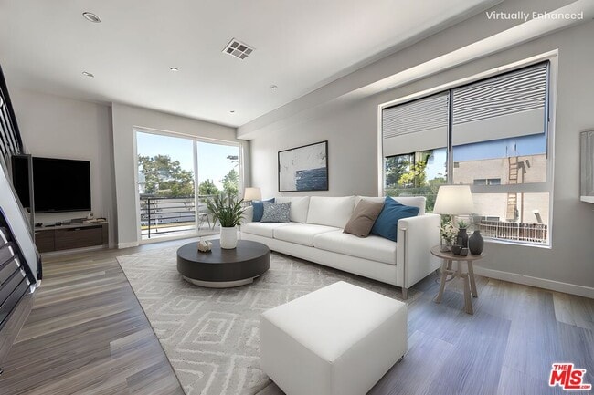 Photo - 6700 Balboa Blvd Unidad 2