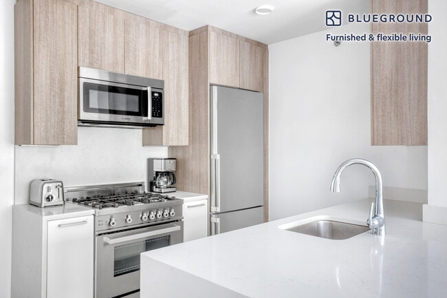 Photo - 311 W 50th St Unidad FL2-ID810