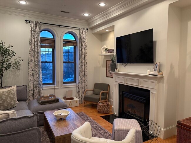 Building Photo - 39 High St Unit 2