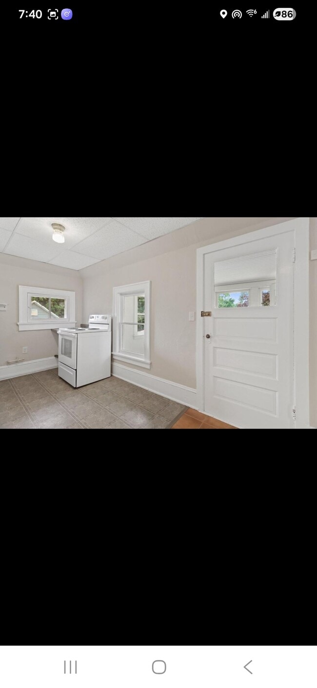 Photo - 408 1/2 E Washington St Unidad Upper