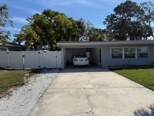 Photo - 2 Bedroom 1 Bath Home with Den/Office