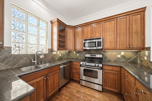 Photo - 1902 Greenwich Pl Dr