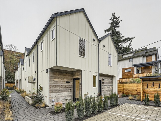 Front - 10346 Wallingford Ave N Unit B