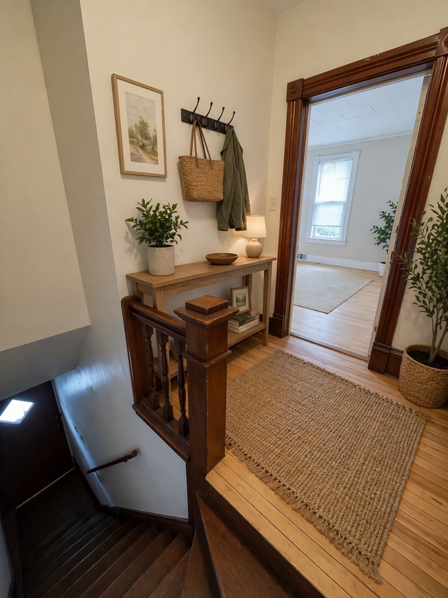 Building Photo - 1302 W 1st St Unit 2 (Upper)