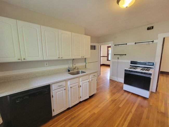Building Photo - 108 Bourne St Unit 2