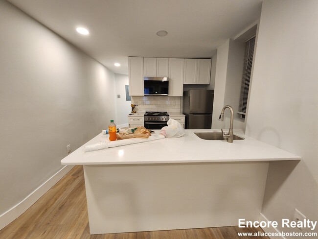 Building Photo - 43 Joy St Unit #2 Rental