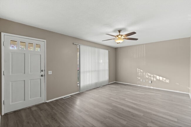 Photo - 695 Charvel Dr