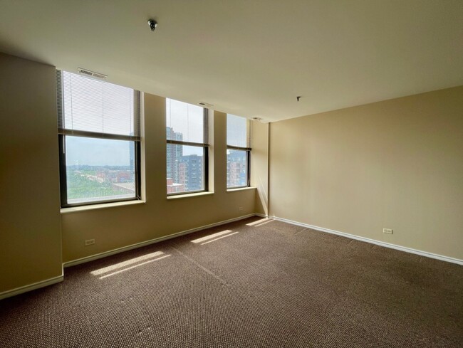 Building Photo - 40 E Cedar St Unit 15E Rental