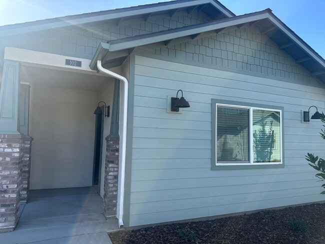 Building Photo - Wood Ranch Apartments 510 Unit 510 S. Summit St. #102