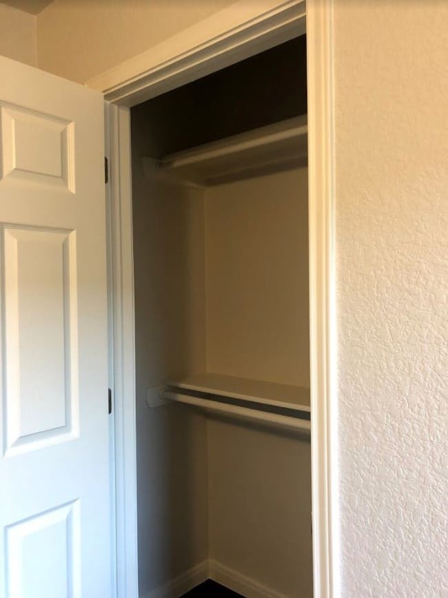 Armario del dormitorio - 128 E Ball Rd