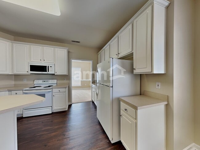 Photo - 808 Bindon Ln
