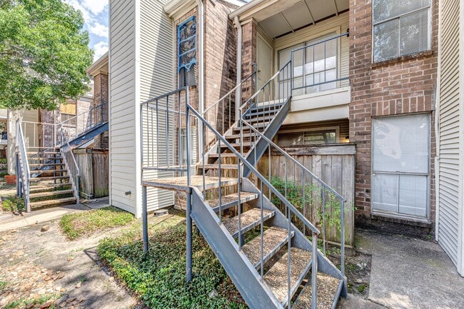 Building Photo - 3900 Woodchase Dr Unit 80 Rental
