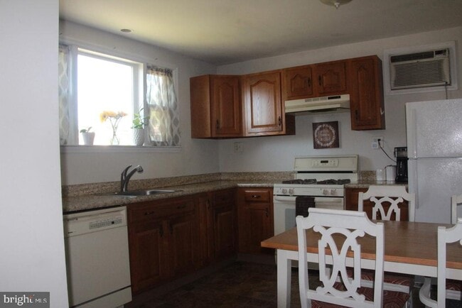 Photo - 308 Warwick Rd