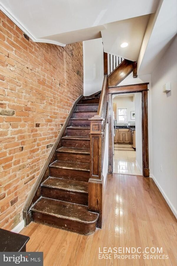 Photo - 535 Gresham Pl NW