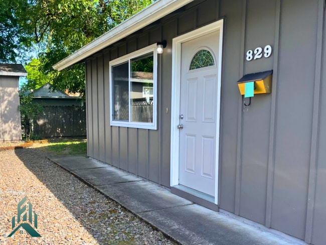 Building Photo - 827-829 NW 29th St. Unit 829 NW 29th St. Rental