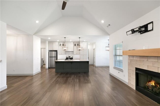 Photo - 1001 Laux Ln
