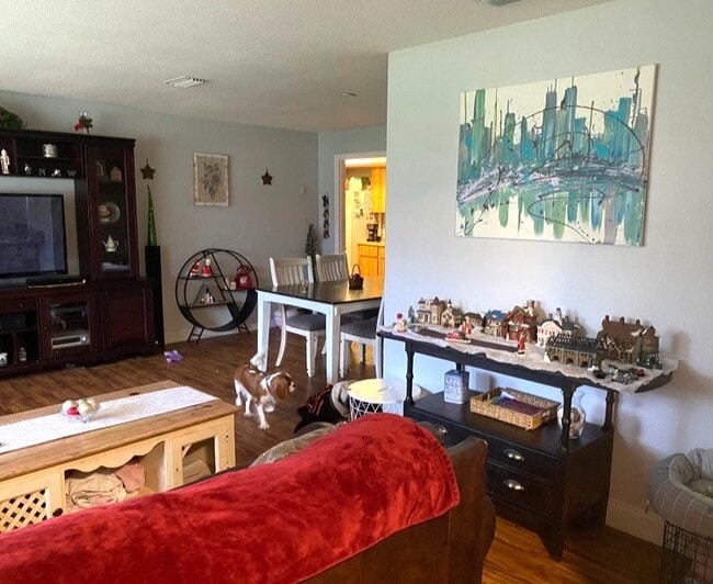 Photo - 700 Lindenwood Cir E