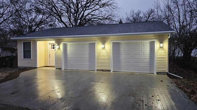 Photo - 715 W 8th St