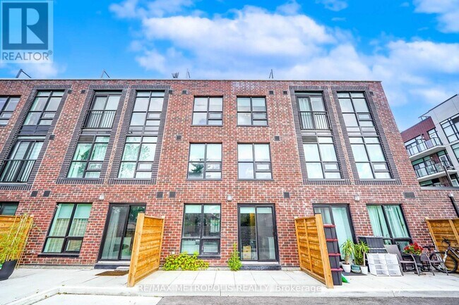 Photo - 871 Sheppard Ave W