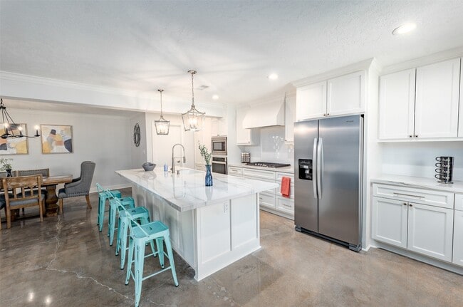 Building Photo - 9330 Meadowbriar Ln