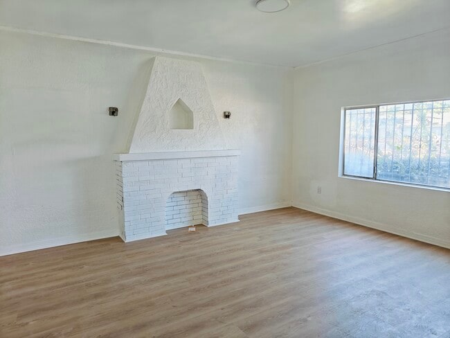 Building Photo - 1016 E Oaks St Unit A Rental
