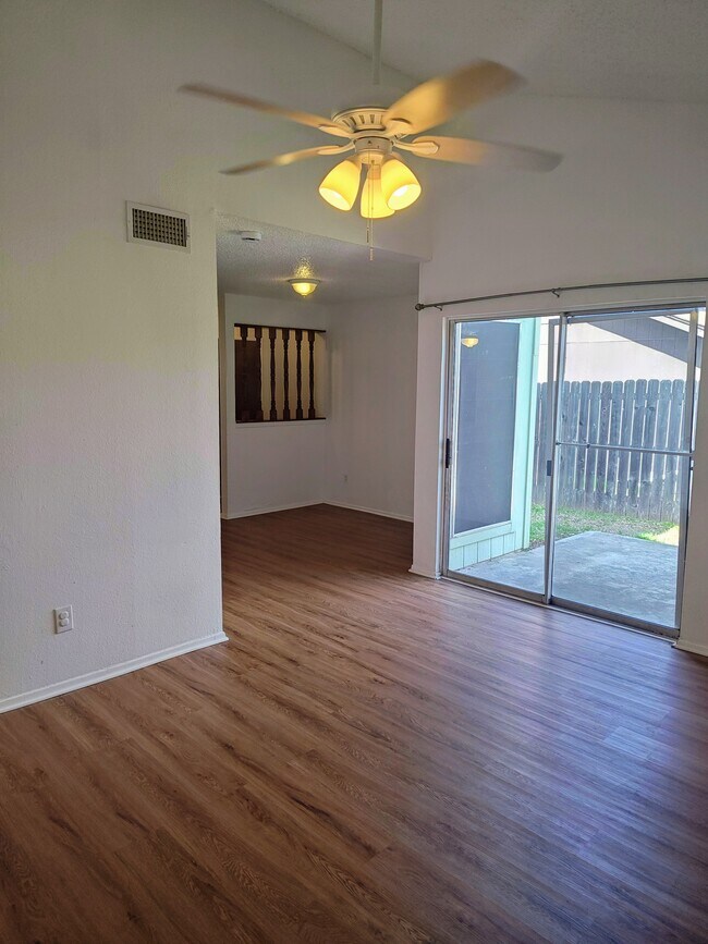 Photo - 1114 Royal Crest Dr
