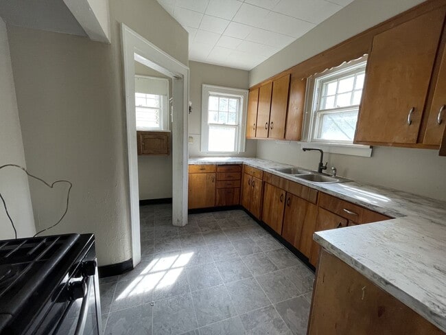 Photo - 2587 Titus Ave