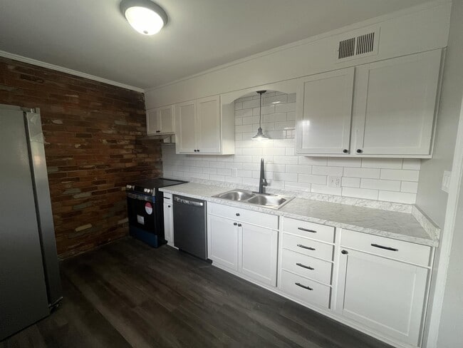 Building Photo - 356 S Cherry St