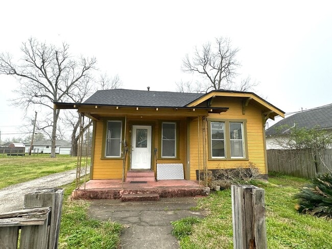 Building Photo - 565 Campus St