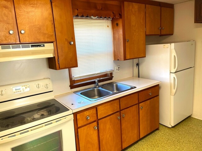 Kitchen - 1720 Freeland Rd Unit #5