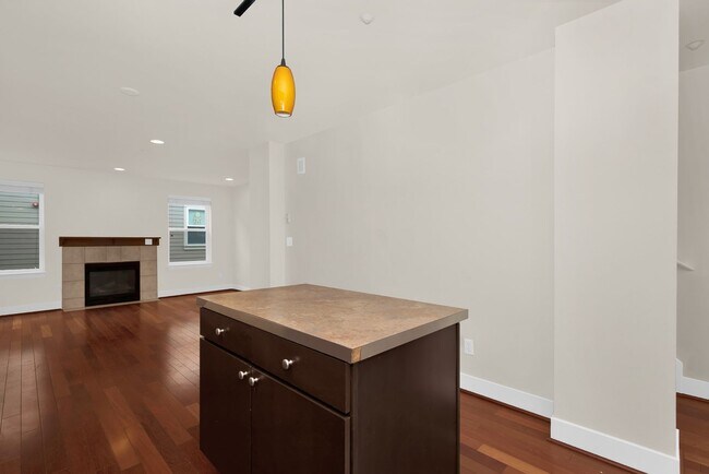 Photo - Updated 2 Bedroom Shoreline Townhouse!