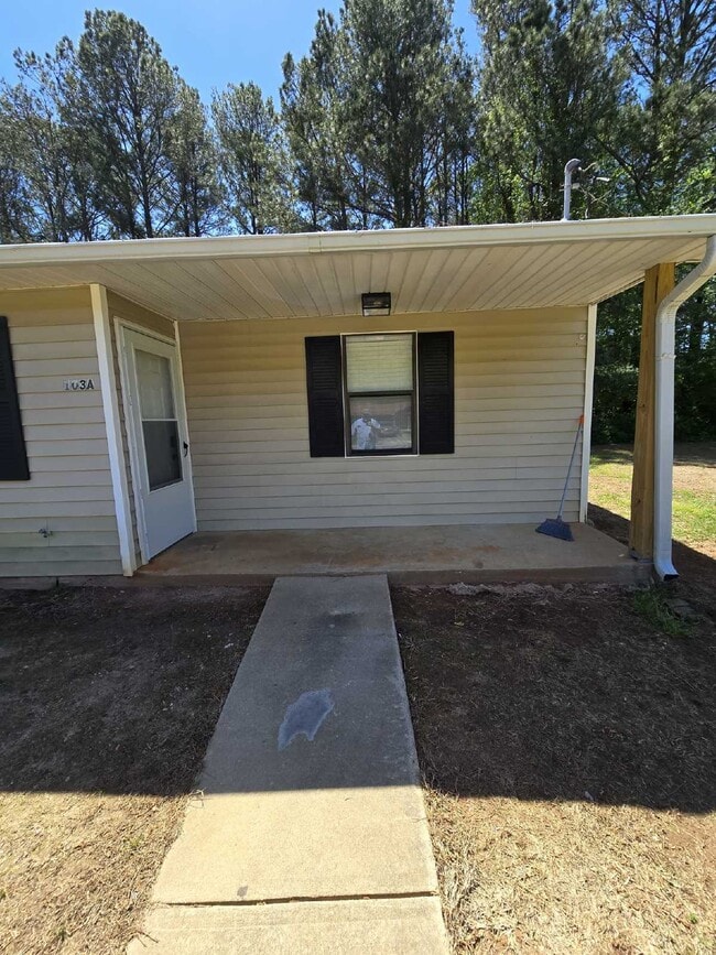 Photo - Charming 2-Bedroom Duplex in Hampton, GA with Spacious Layout and Modern Amenities! Unidad A