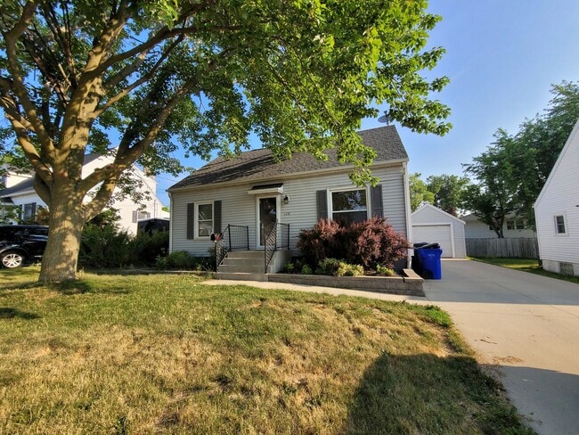 Building Photo - Great NE location 3 bedroom 1 bath, 1 stal... Rental