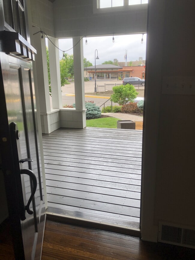 Photo - 615 Rice St E