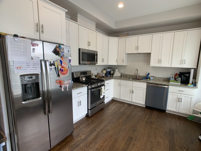 Building Photo - 2044 Beacon St Unit 2 Rental