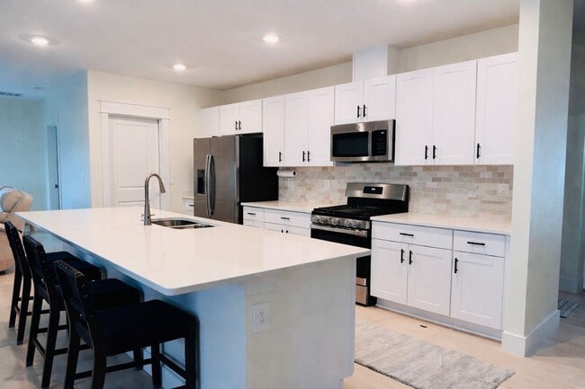 Photo - Stunning 4/3 with NO REAR NEIGHBORS!